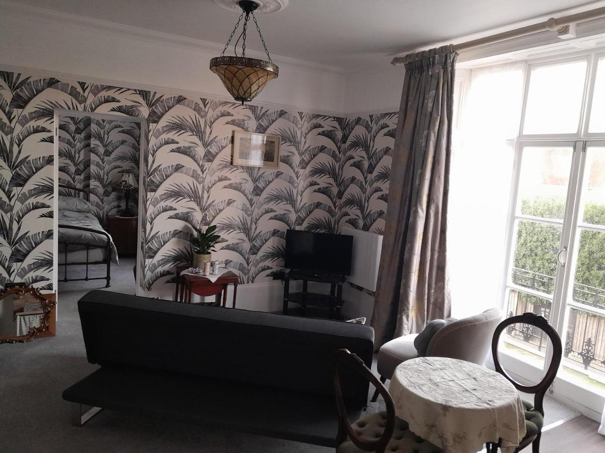 Westend Ryde  Rum bild